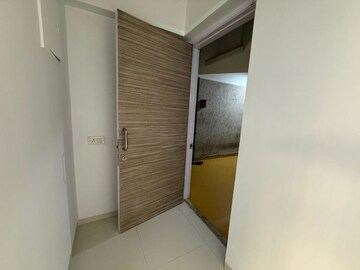 Room in 2 BHK Apartment at Riddhi Gardens CHS, Malad East – for Rent