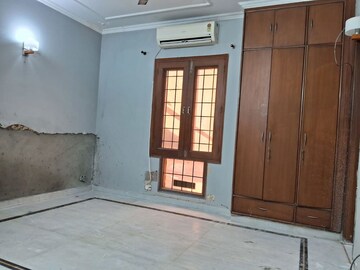 Room in 4 BHK Builder Floor at Kailash Colony – for Rent