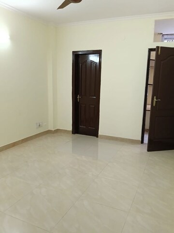 Room in 3 BHK Builder Floor at Kailash Hills – for Rent