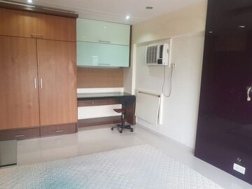 Room in 1 BHK Apartment at Khar West – for Rent