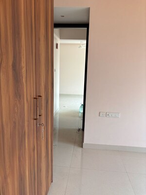 Room in 1 BHK Apartment at Sheth Avante, Mumbai Central Suburbs – for Rent