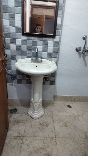 Bathroom in 1.5 BHK Apartment at Katwaria Sarai – for Rent