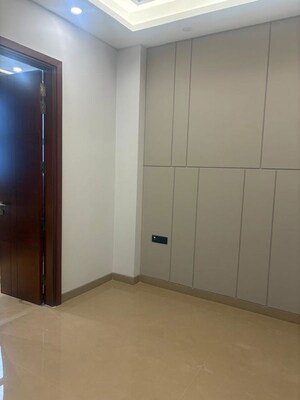 Room in 4 BHK Apartment at Greater Kailash I – for Rent