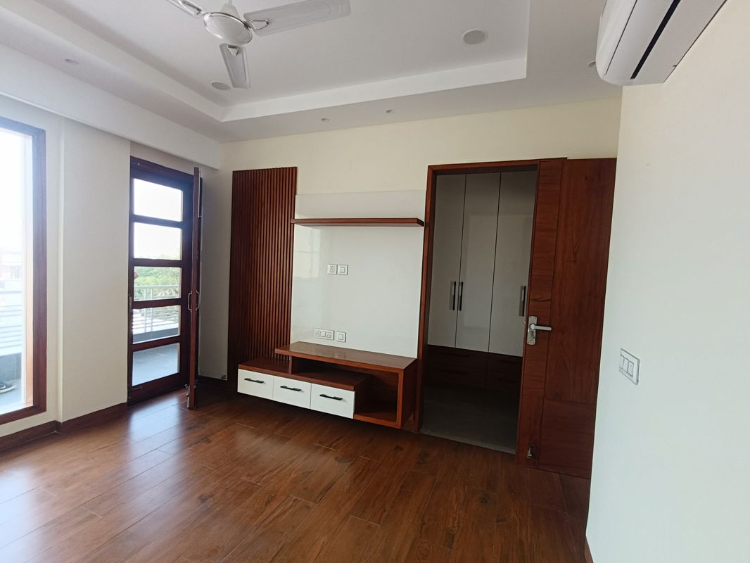 3 BHK + Servant Room Builder Floor For Sale in Sector 2