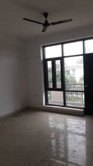 Room in 3 BHK Builder Floor at Omaxe Silver Birch, North Mullanpur – for Sale