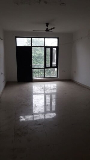 Room in 3 BHK Builder Floor at Omaxe Silver Birch, North Mullanpur – for Sale