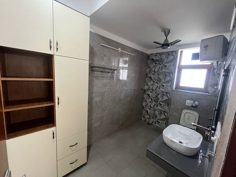 Bathroom, sector 14 3 Bedroom 1800 Sq.Ft. Builder Floor In Sector 14 Gurgaon 10062190