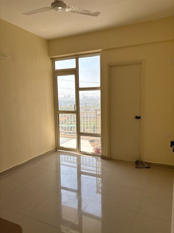 Room in 2.5 BHK Apartment at Pyramid Altia, Sector 70a – for Rent