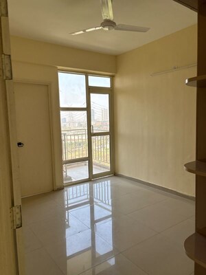 Room in 2.5 BHK Apartment at Pyramid Altia, Sector 70a – for Rent