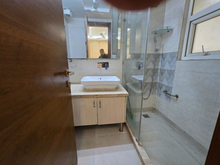 Bathroom, safdarjung enclave 3 Bedroom 1600 Sq.Ft. Builder Floor In Safdarjung Enclave Delhi 10062475