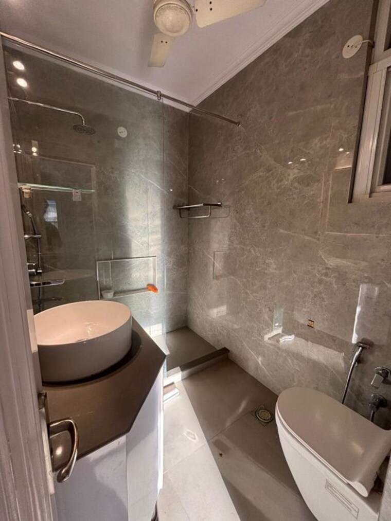 Bathroom, safdarjung enclave 3 Bedroom 1600 Sq.Ft. Builder Floor In Safdarjung Enclave Delhi 10062475