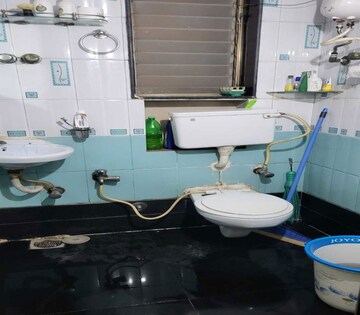 Bathroom in 1.5 BHK Apartment at Dadar East – for Rent