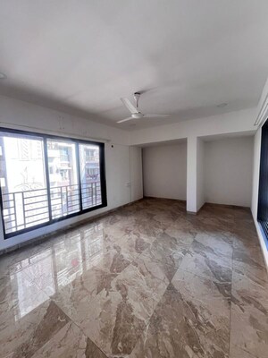 Room in 4 BHK Apartment at Juhu – for Rent
