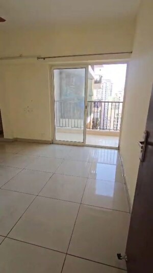 Room in 3 BHK Apartment at Panchsheel Greens II, Sector 16 Greater Noida – for Sale