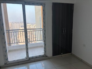 Room in 3 BHK Apartment at Nirala Estate II, Tech Zone 4 Greater Noida – for Rent