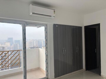 Room in 3 BHK Apartment at Nirala Estate II, Tech Zone 4 Greater Noida – for Rent