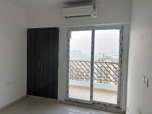 Room in 3 BHK Apartment at Nirala Estate II, Tech Zone 4 Greater Noida – for Rent