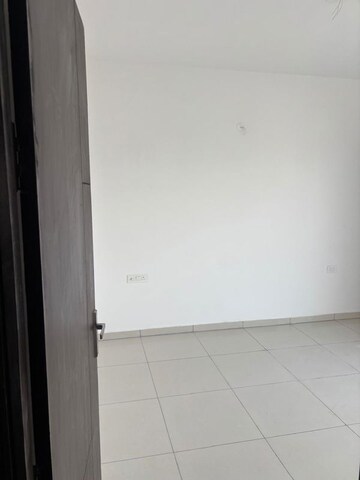 Room in 3 BHK Apartment at Nirala Estate II, Tech Zone 4 Greater Noida – for Rent