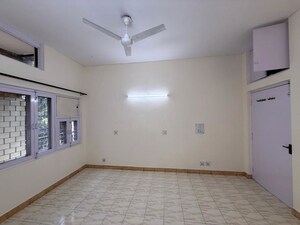 Room in 3 BHK Builder Floor at Nehru Enclave – for Rent