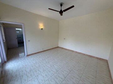 Room in 3 BHK Builder Floor at Nehru Enclave – for Rent