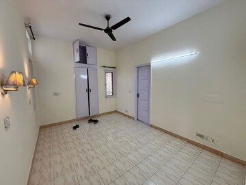 Room in 3 BHK Builder Floor at Nehru Enclave – for Rent