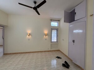 Room in 3 BHK Builder Floor at Nehru Enclave – for Rent