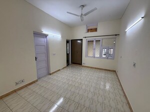 Room in 3 BHK Builder Floor at Nehru Enclave – for Rent