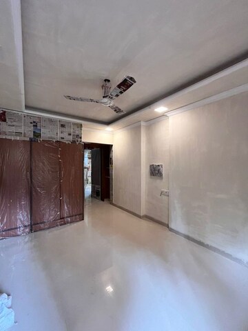 Room in 4 BHK Apartment at Oshiwara – for Rent