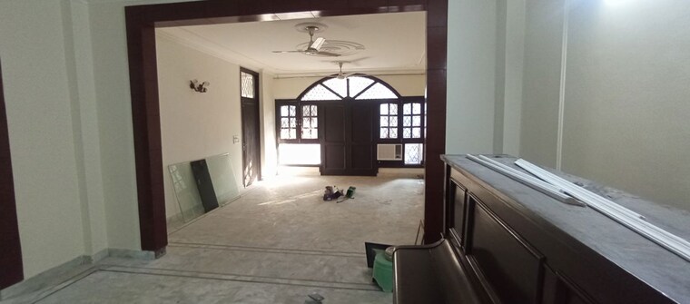  Parking, kalkaji 3 Bedroom 1800 Sq.Ft. Builder Floor In Kalkaji Delhi 10013152