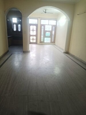 Room in 3 BHK Builder Floor at Sector 69 – for Rent