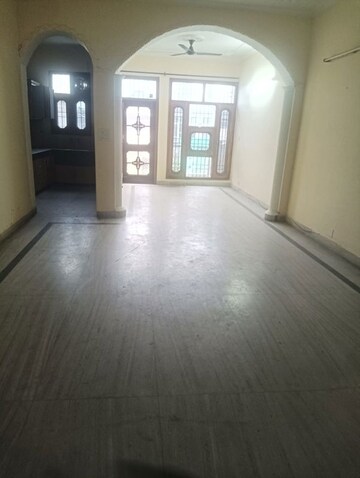 Room in 3 BHK Builder Floor at Sector 69 – for Rent