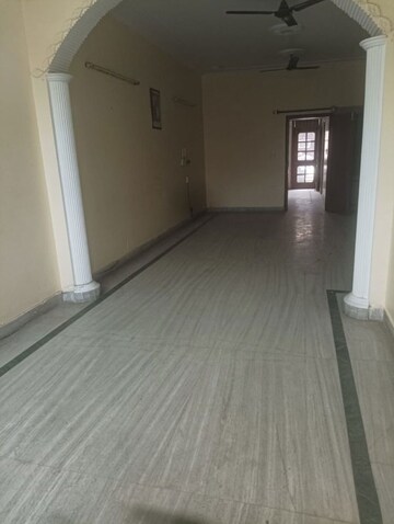 Room in 3 BHK Builder Floor at Sector 69 – for Rent
