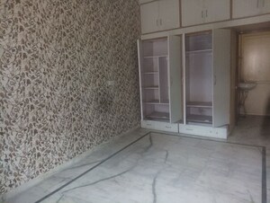 Room in 3 BHK Builder Floor at Sector 69 – for Rent