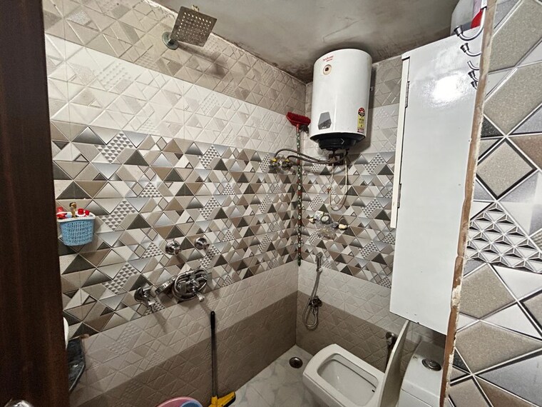 Bathroom, dilshad garden 2 Bedroom 700 Sq.Ft. Apartment In Dilshad Garden Delhi 10062775