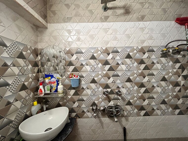 Bathroom, dilshad garden 2 Bedroom 700 Sq.Ft. Apartment In Dilshad Garden Delhi 10062775