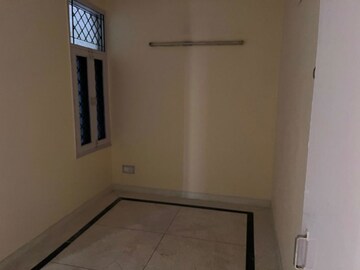 Room in 3 BHK Apartment at Sushant Lok ii – for Rent