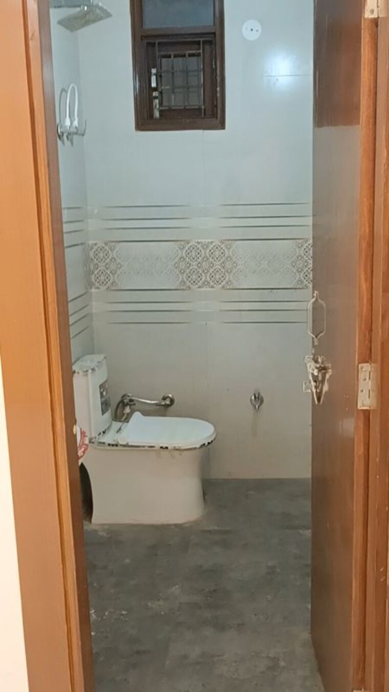 Bathroom, shalimar garden extension i 3 Bedroom 1000 Sq.Ft. Builder Floor In Shalimar Garden Extension I Ghaziabad 10063165