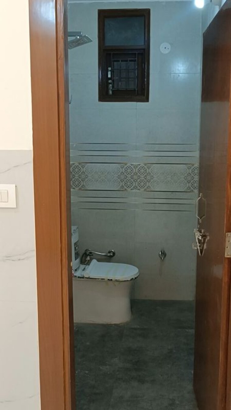 Bathroom, shalimar garden extension i 3 Bedroom 1000 Sq.Ft. Builder Floor In Shalimar Garden Extension I Ghaziabad 10063165