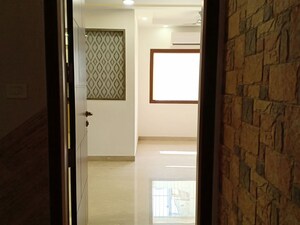 Room in 3 BHK Apartment at Green Park Extension – for Sale
