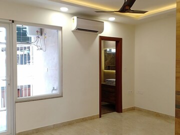 Room in 3 BHK Apartment at Green Park Extension – for Sale