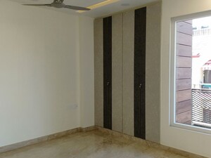 Room in 3 BHK Apartment at Green Park Extension – for Sale