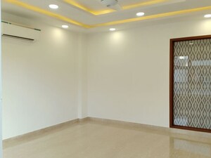 Room in 3 BHK Apartment at Green Park Extension – for Sale