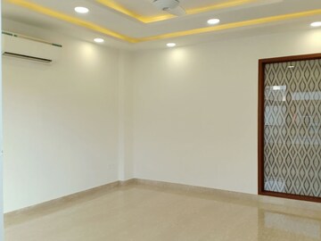 Room in 3 BHK Apartment at Green Park Extension – for Sale