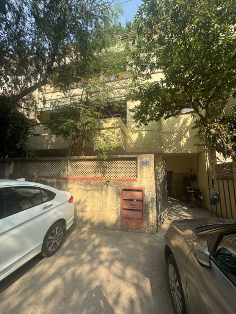  Parking, gulmohar park 3 Bedroom 300 Sq.Yd. Apartment In Gulmohar Park Delhi 10063304