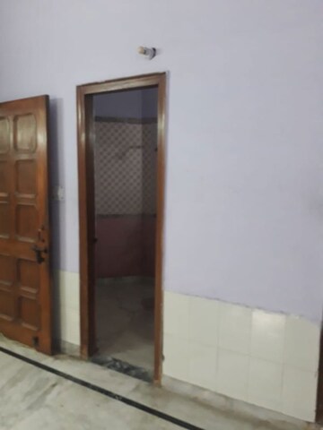 Room in 3.5 BHK Independent House at RWA Apartments Sector 41, Sector 41 – for Rent