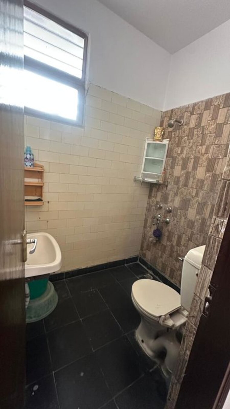 Bathroom, chittaranjan park 2 Bedroom 1150 Sq.Ft. Builder Floor In Chittaranjan Park Delhi 10057150