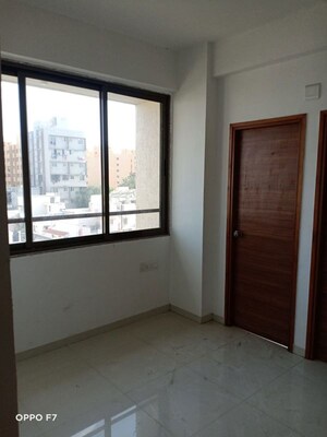 Room in 2 BHK Apartment at Ambawadi – for Rent