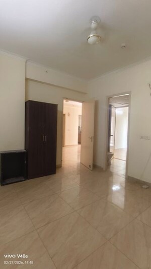Room in 3 BHK Apartment at Gaur City 7th Avenue, Sector 4 Greater Noida – for Rent