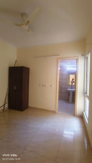 Room in 3 BHK Apartment at Gaur City 7th Avenue, Sector 4 Greater Noida – for Rent