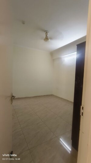 Room in 3 BHK Apartment at Gaur City 7th Avenue, Sector 4 Greater Noida – for Rent